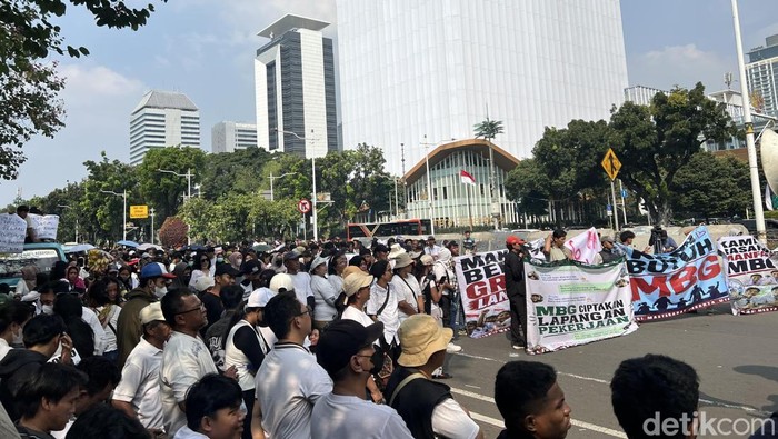 Sekelompok massa menggelar unjuk rasa di kawasan Patung Kuda, Jakpus. Mereka meminta agar program Makan Bergizi Gratis (MBG) terus dilanjutkan. (Adhfar AS/detikcom)