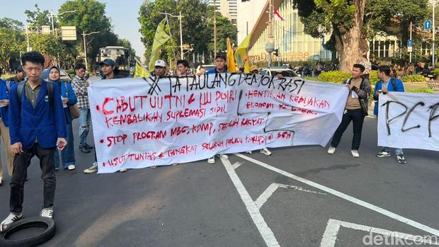 Selain meminta agar program MBG dievaluasi total, massa mahasiswa juga menyuarakan tuntutan lain (Adhfar/detikcom)