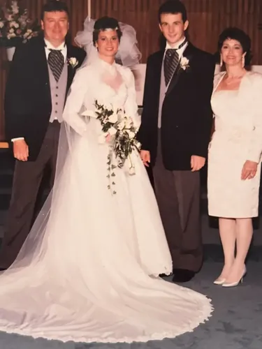 Seorang pengantin wanita menyulap gaun pernikahan lawas tahun 90-an milik ibunya menjadi minidress modern untuk resepsi, bikin sang ibu haru dan bangga.