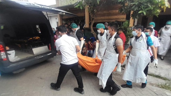 Sesosok mayat membusuk ditemukan dalam rumah di Kelurahan Unyur, Kota Serang, Banten. Wanita S, yang merupakan istri almarhum, turut ditemukan di rumah itu. (Dok. Istimewa)