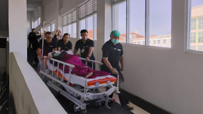 Simulasi penanganan pasien di RSUD dr Darsono Pacitan saat terjadi gempa.