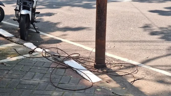 Siswi SMAN 6 Jakarta tewas akibat terjatuh dari usai motor tersangkut kabel seling hingga terlindas bus sekolah di Kebayoran Baru, Jaksel. (ANTARA/Luthfia)