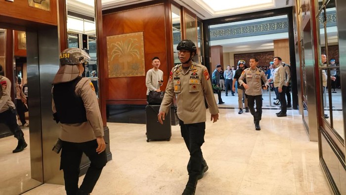 Situasi pengosongan Hotel Sultan pada Kamis (18/6/2026). Terlihat beberapa tamu membawa koper keluar hotel.