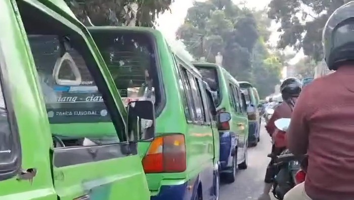 Sopir angkot Kota Bogor protes penambahan titik bus stop Biskita.