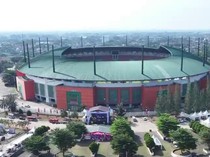 Ramai Keluhan Keamanan Parkiran di Stadion Pakansari, Helm-Knalpot Raib