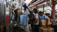 Calon penumpang berjalan memasuki gerbong kereta api jarak jauh di Stasiun Semarang Tawang, Semarang, Jawa Tengah, Kamis (18/6/2026). Foto: ANTARA FOTO/Makna Zaezar