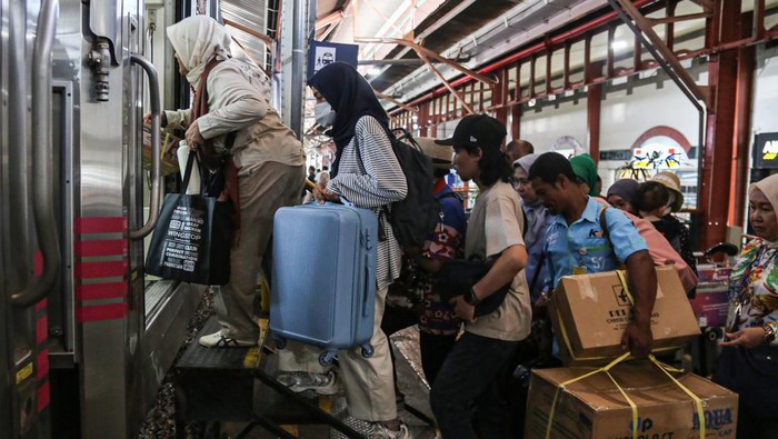 Calon penumpang berjalan memasuki gerbong kereta api jarak jauh di Stasiun Semarang Tawang, Semarang, Jawa Tengah, Kamis (18/6/2026). Pemerintah menyiapkan stimulus ekonomi pada semester II 2026 dengan mengalokasikan anggaran Rp190,5 miliar untuk diskon tarif transportasi darat kereta api dan kapal laut sebesar 30 persen dengan target penerima manfaat 3,07 juta orang serta pembebasan 100 persen tarif jasa kepelabuhan pada layanan penyeberangan feri, guna mendorong pergerakan ekonomi di periode libur panjang sekolah Juni-Juli dan Natal serta tahun baru di penghujung tahun. ANTARA FOTO/Makna Zaezar/nz