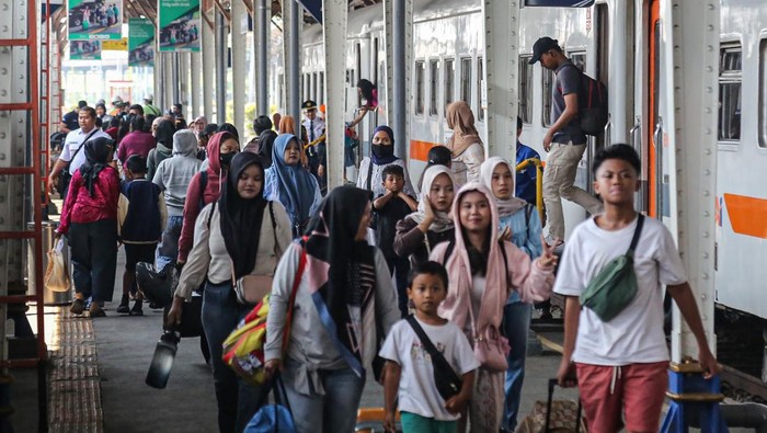 Penumpang kereta api jarak jauh berjalan keluar setibanya di Stasiun Semarang Tawang, Semarang, Jawa Tengah, Kamis (18/6/2026). Pemerintah menyiapkan stimulus ekonomi pada semester II 2026 dengan mengalokasikan anggaran Rp190,5 miliar untuk diskon tarif transportasi darat kereta api dan kapal laut sebesar 30 persen dengan target penerima manfaat 3,07 juta orang serta pembebasan 100 persen tarif jasa kepelabuhan pada layanan penyeberangan feri, guna mendorong pergerakan ekonomi di periode libur panjang sekolah Juni-Juli dan Natal serta tahun baru di penghujung tahun. ANTARA FOTO/Makna Zaezar/nz
