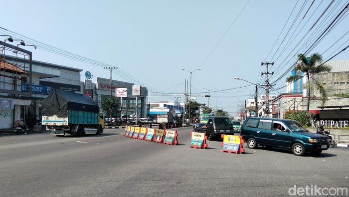 Suasana arus lalu lintas (lalin) di Simpang Artos Magelang akibat pemadaman listrik, Kamis (18/6/2026).