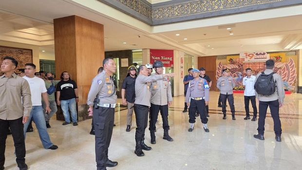 Pengandilan Negeri (PN) Jakarta Pusat mengeksekusi lahan eks Hotel Sultan setelah jatuhnya putusan sengketa. Kini petugas dari Panitera PN Jakarta Pusat dan pihak Gelora Bung Karno memasuki hotel sebagai bagian dari eksekusi, Kamis (18/6/2026).