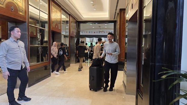 Pengandilan Negeri (PN) Jakarta Pusat mengeksekusi lahan eks Hotel Sultan setelah jatuhnya putusan sengketa. Kini petugas dari Panitera PN Jakarta Pusat dan pihak Gelora Bung Karno memasuki hotel sebagai bagian dari eksekusi, Kamis (18/6/2026).
