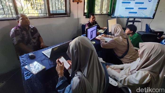 Suasana di SMP Negeri 4 Kota Cirebon saat SPMB