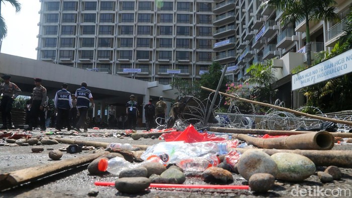Petugas PPK Gelora Bung Karno (GBK) dari Sekretariat Negara melakukan inventarisasi aset di Hotel Sultan, Jakarta, Kamis (18/6/2026). Pendataan dilakukan setelah aset tersebut resmi dieksekusi negara berdasarkan putusan pengadilan.