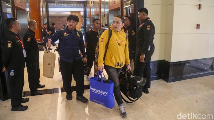Petugas PPK Gelora Bung Karno (GBK) dari Sekretariat Negara melakukan inventarisasi aset di Hotel Sultan, Jakarta, Kamis (18/6/2026). Pendataan dilakukan setelah aset tersebut resmi dieksekusi negara berdasarkan putusan pengadilan.