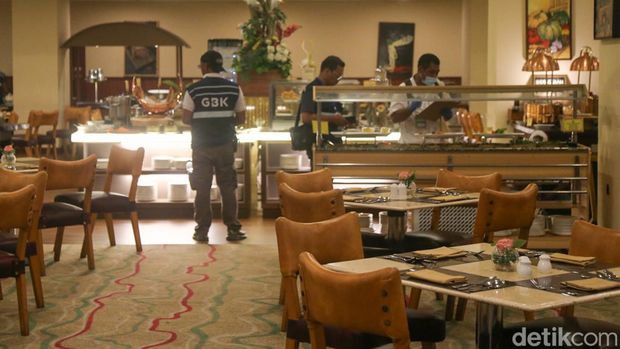 Petugas PPK Gelora Bung Karno (GBK) dari Sekretariat Negara melakukan inventarisasi aset di Hotel Sultan, Jakarta, Kamis (18/6/2026). Pendataan dilakukan setelah aset tersebut resmi dieksekusi negara berdasarkan putusan pengadilan.