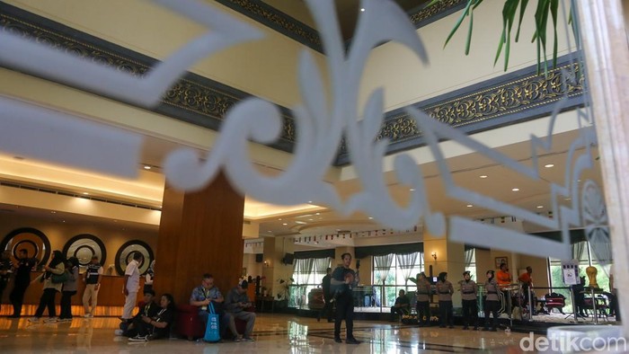 Petugas PPK Gelora Bung Karno (GBK) dari Sekretariat Negara melakukan inventarisasi aset di Hotel Sultan, Jakarta, Kamis (18/6/2026). Pendataan dilakukan setelah aset tersebut resmi dieksekusi negara berdasarkan putusan pengadilan.