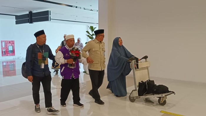 Jemaah haji bernama Supanto (kopiah haji) saat tiba di Bandara Internasional Sultan Hasanuddin, Makassar, Sulawesi Selatan (Sulsel).