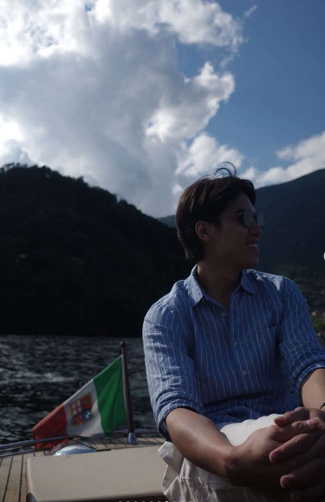 El tampil casual kenakan kemeja garis-garis berwarna biru dan celana panjang putih. Tampak jelas ekspresi bahagia yang menghiasi wajahnya. Foto: Instagram/@syifahadju