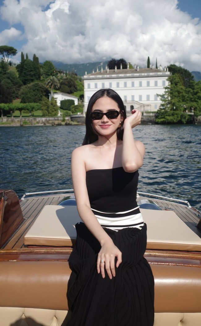 Sementara Syifa tampil elegan berbalut dress strapless yang didominasi warna hitam. Penampilannya makin stylish ddengan kaca mata hitam. Foto: Instagram/@syifahadju