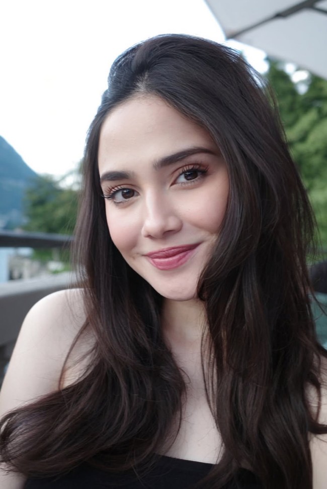 Penampilan Syifa makin memukau dengan riasan natural yang membuat wajahnya tampak merona. Banyak yang memuji penampilan Syifa setelah menikah, disebut makin cantik unreal. Foto: Instagram/@syifahadju