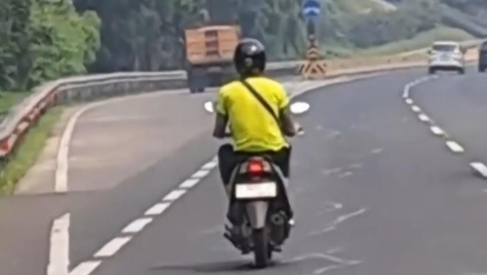 Tangkapan layar wna naik motor masuk tol
