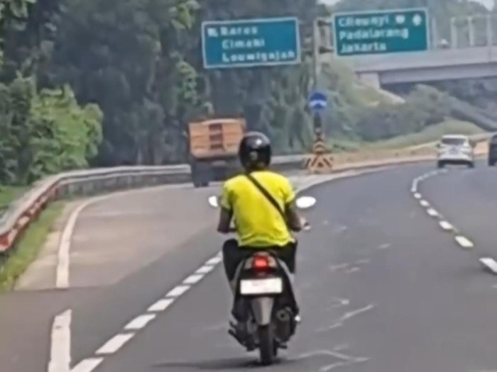 Tangkapan layar wna naik motor masuk tol