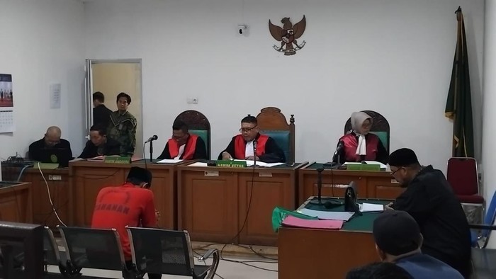 Terdakwa Febrianto tertunduk saat hakim bacakan vonis seumur hidup.