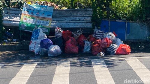 Tumpukan sampah yang belum terangkut di Jalan Raya Sudirman, Karangasem, Bali, Kamis (18/6/2026) pagi. (Foto: I Wayan Selamat Juniasa/detikBali)
