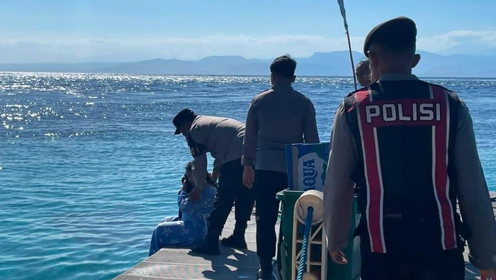 Anggota Polsek Nusa Penida mengamankan seorang wisatawan yang dicurigai hendak menceburkan diri ke laut di pelabuhan Buyuk, Nusa Penida, Rabu (17/6/2026).