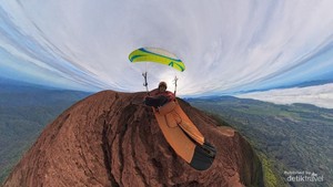 Hike and Fly, Pilot Paralayang Menari di Atap Sumatera