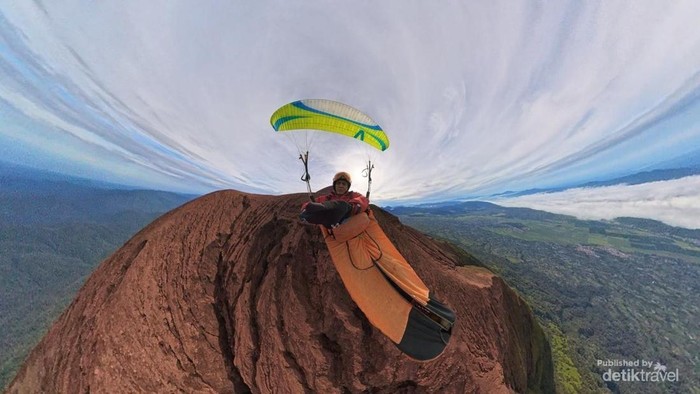 Hike and Fly, Pilot Paralayang Menari di Atap Sumatera