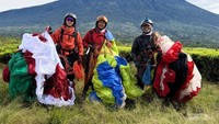 Asgaf, Hendra Daniel Wilar dan Hendra Noval sesaat setelah terbang di atas Gunung Kerinci.
