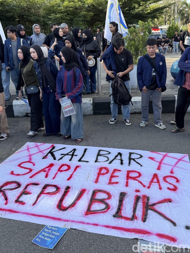 Suara Mahasiswa di Tugu Digulis: Atasan Kalian Rakyat, Bukan Partai!
