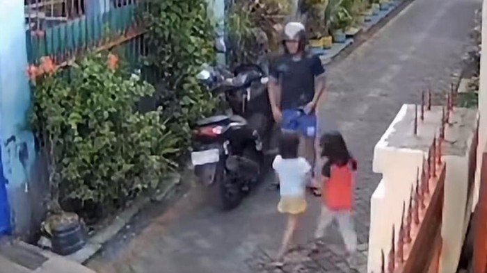 Viral pengendara motor pamer kelamin ke bocah perempuan di Makassar.
