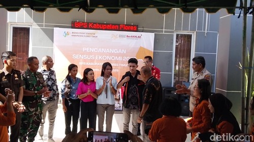Wakil Bupati Flores Timur, Ignasius Boli Uran, melepas 300 petugas Sensus Ekonomi di depan kantor Badan Pusat Statistik (BPS) Flores Timur, Kamis (18/6/2026). (Foto: Yurgo Purab/detikBali)