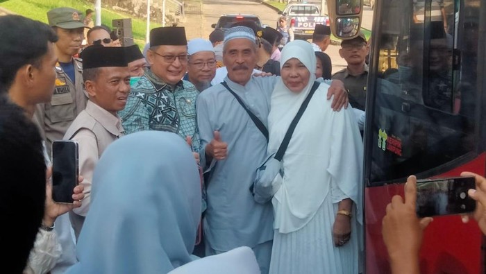 Wakil Bupati OKU Marjito Bachri menyambut kedatangan jamaah haji kloter pertama asal OKU di Islamic Center Baturaja