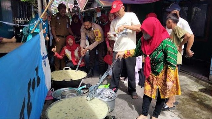 Warga Jalan Pekapuran Laut RT 12 Banjarmasin memasak bubur Asyura. (dok Pemkot Banjarmasin)