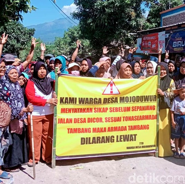 Protes Aktivitas Truk Tambang, Warga di Nganjuk Blokade Jalan
