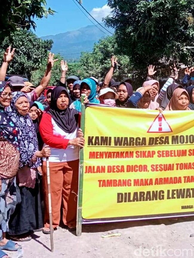 Protes Aktivitas Truk Tambang, Warga di Nganjuk Blokade Jalan