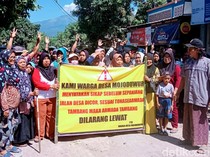 Protes Aktivitas Truk Tambang, Warga di Nganjuk Blokade Jalan