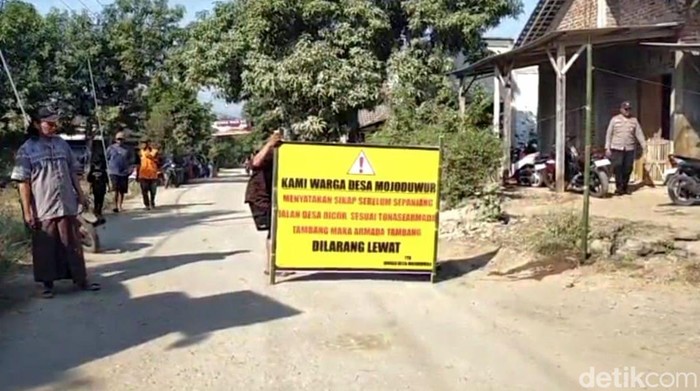 Warga Mojoduwur Nganjuk Blokade Jalan, Protes Aktivitas Truk Tambang