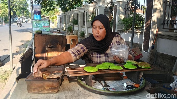 Yuni, penjual serabi di Desa Dermayu, Kecamatan Sindang, Kabupaten Indramayu.