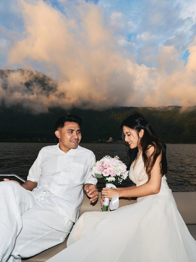 Intip Momen Romantis Yuriska Patricia Dilamar Asnawi Mangkualam di Kapal