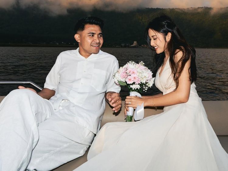 Intip Momen Romantis Yuriska Patricia Dilamar Asnawi Mangkualam di Kapal