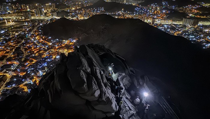 Umat Islam berziarah di Gua Hira, Jabal Nur, Makkah, Arab Saudi, Kamis (18/6/2026). Gua Hira merupakan tempat bersejarah di mana Nabi Muhammad SAW menerima wahyu pertama dari Allah SWT melalui Malaikat Jibril dan menjadi salah satu destinasi ziarah spiritual utama bagi jamaah dari berbagai negara di sela-sela pelaksanaan ibadah haji maupun umrah. ANTARA FOTO/Citro Atmoko