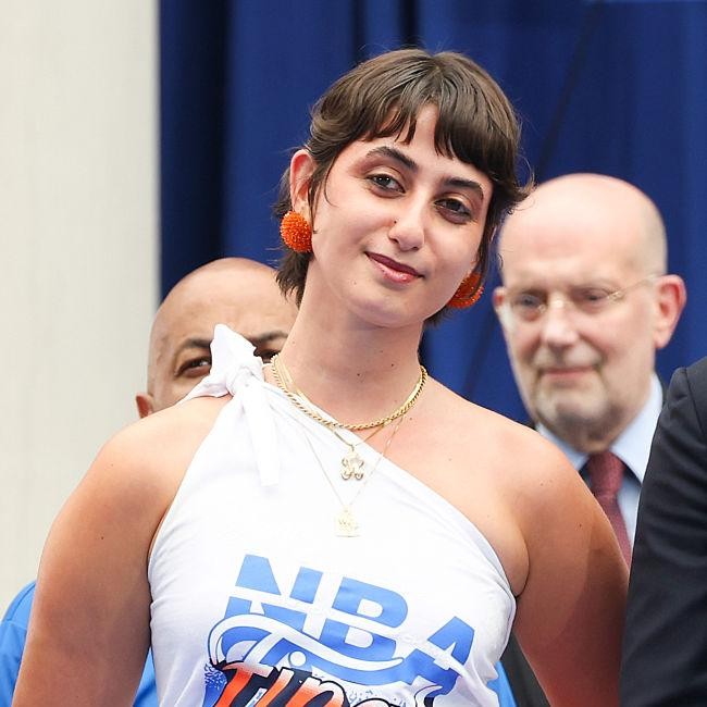 Gaya First Lady New York di Parade Juara Knicks Pakai Merchandise Palsu