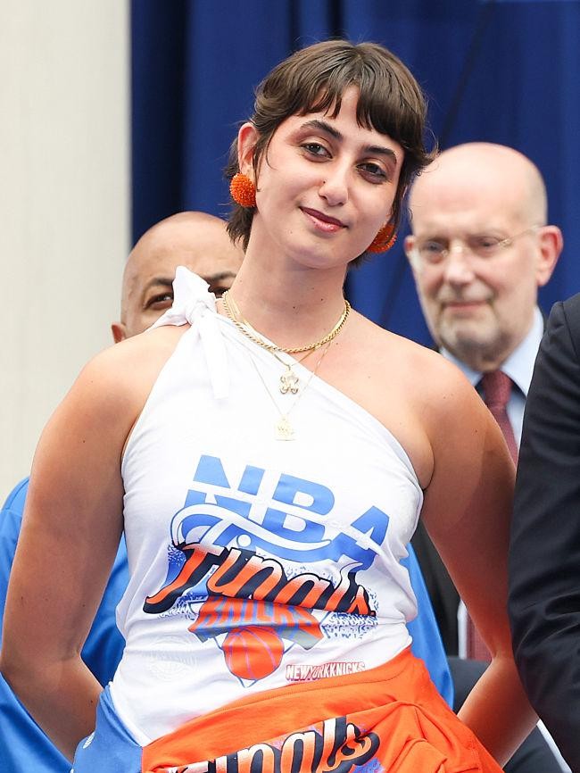Gaya First Lady New York di Parade Juara Knicks Pakai Merchandise Palsu
