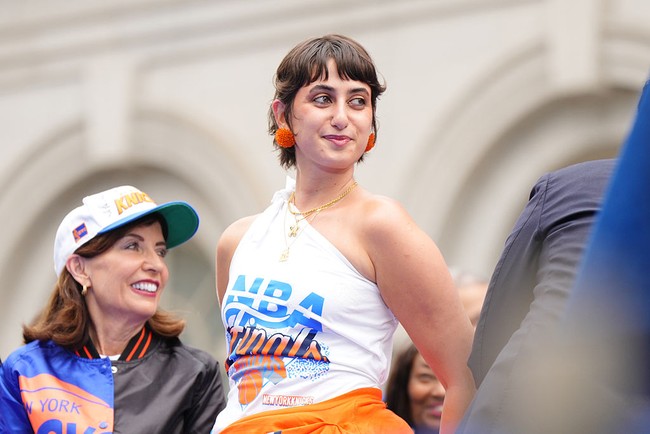 Tampil dengan gaya rambut ‘bixie’ (perpaduan bob dan pixie) yang khas, Rama memilih riasan wajah yang lebih ‘clean’ dengan aksentuasi lipstik kemerahan.Foto: Getty Images/Angelina Katsanis