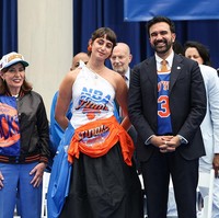 Dalam perayaan kemenangan Knicks setelah 53 tahun, Rama Duwaji memadukannya dengan anting pom pom oranye, tumpukan kalung emas, dan rok midi juga sneakers Nike Air Rift.Foto: Getty Images/Angelina Katsanis