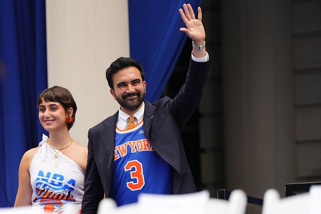 Rama Duwaji tampil bersama suaminya, Wali Kota New York, Zohran Mamdani, dalam parade perayaan kemenangan Knicks. Gayanya yang stylish kembali menuai perbincangan.Foto: Getty Images/Angelina Katsanis
